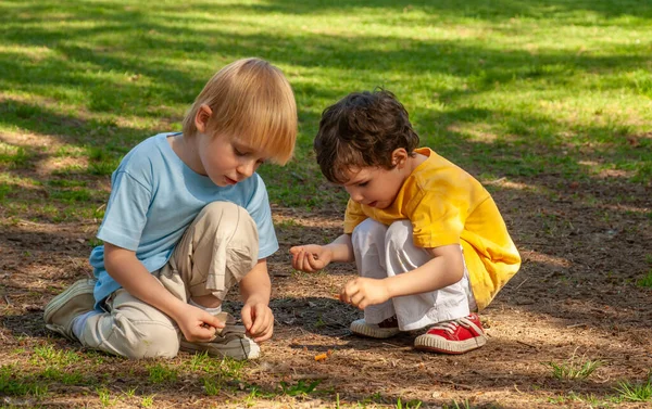 Dzieci Bawiące Się Parku — Zdjęcie stockowe