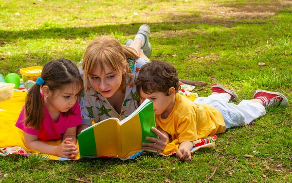 Joyful Family Park Grass Reading Book — Stock Photo, Image