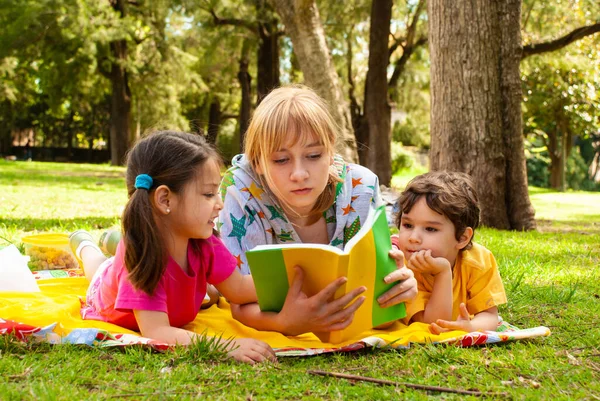 Joyful Family Park Grass Reading Book — Stock Photo, Image