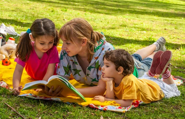 Vreugdevolle Familie Het Park Het Gras Lezen Van Een Boek — Stockfoto