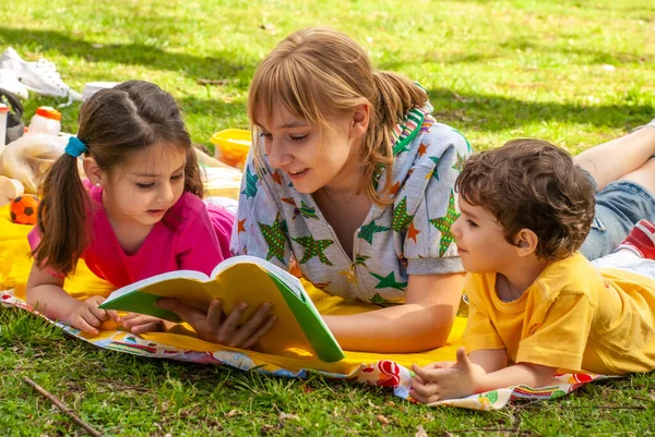 Fröhliche Familie Park Auf Dem Rasen Beim Lesen Eines Buches — Stockfoto