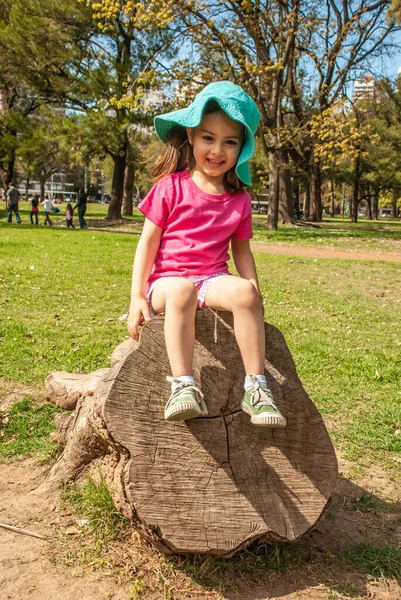 Joyeux Petite Fille Assise Sur Arbre Dans Parc — Photo