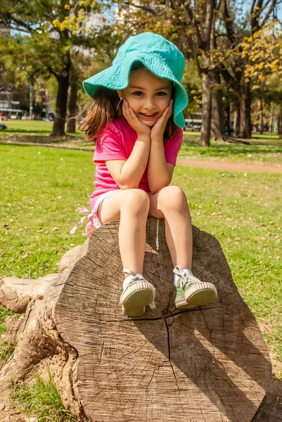 Веселая Маленькая Девочка Сидит Дереве Парке — стоковое фото