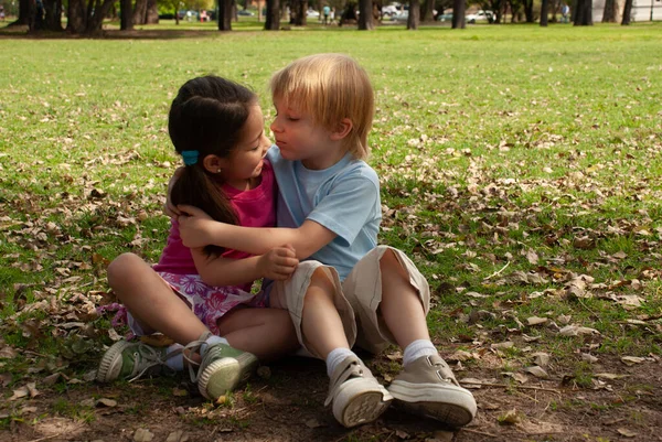 Kis Gyerekek Ülnek Füvön Parkban — Stock Fotó