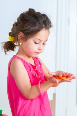 Anaokulundaki küçük kız doğum dersinde.