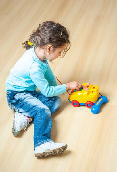 Kleines Mädchen Mit Spielzeughandy Kindergarten — Stockfoto