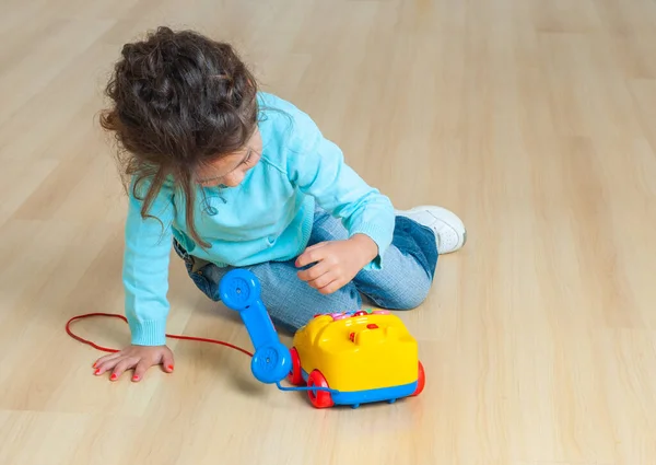Dziewczynka Zabawkowym Telefonem Przedszkolu — Zdjęcie stockowe