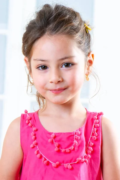 Πορτρέτο Ενός Μικρού Ευτυχισμένου Κοριτσιού Φόντο Φωτός — Φωτογραφία Αρχείου