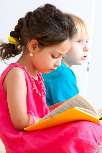 Children Reading Lesson Kindergarten — Stock Photo, Image