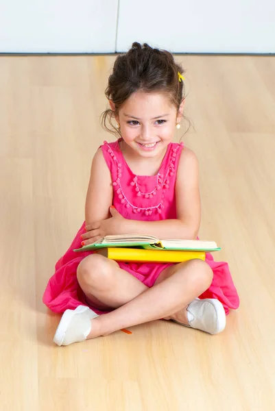 Κορίτσι Βιβλία Που Κάθεται Στο Πάτωμα Στο Νηπιαγωγείο — Φωτογραφία Αρχείου