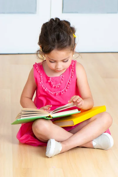 Dívka Knihami Sedí Podlaze Školce — Stock fotografie