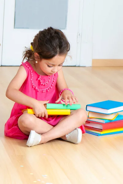 Κορίτσι Βιβλία Που Κάθεται Στο Πάτωμα Στο Νηπιαγωγείο — Φωτογραφία Αρχείου