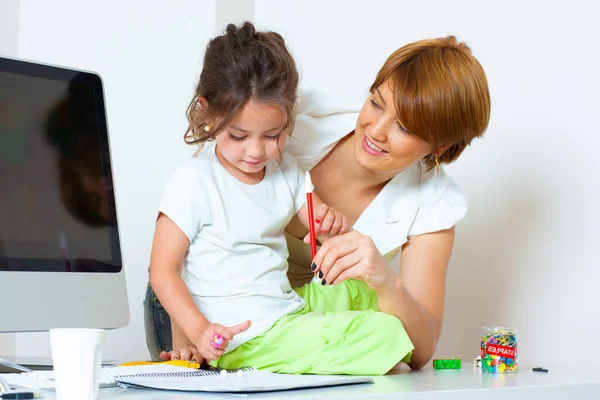 Pequena Menina Feliz Com Mãe Estudar Perto Computador — Fotografia de Stock