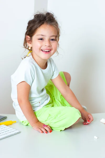 Menina Feliz Aula Ciência Computação — Fotografia de Stock