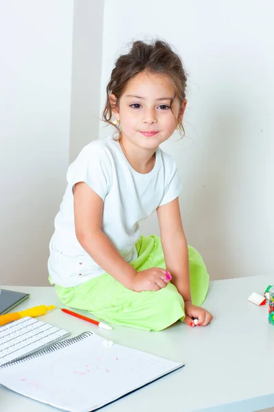 Μικρό Χαρούμενο Κορίτσι Στην Τάξη Της Επιστήμης Υπολογιστών — Φωτογραφία Αρχείου