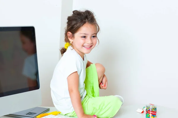 Bilgisayar Bilimleri Sınıfındaki Küçük Mutlu Kız — Stok fotoğraf