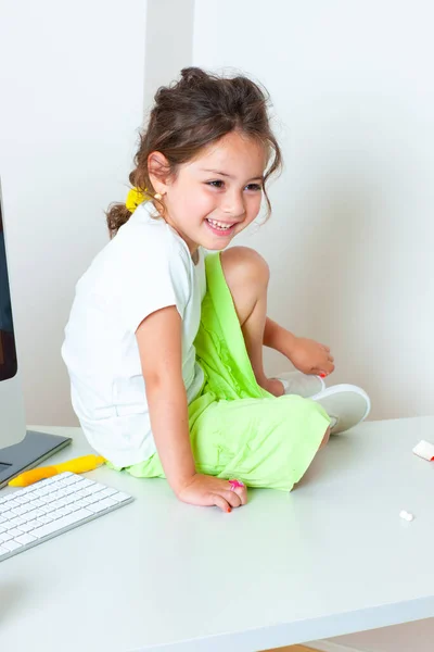 Μικρό Χαρούμενο Κορίτσι Στην Τάξη Της Επιστήμης Υπολογιστών — Φωτογραφία Αρχείου