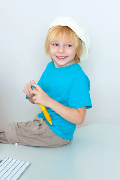 Πορτρέτο Ενός Μικρού Ευτυχισμένου Αγοριού Καπέλο — Φωτογραφία Αρχείου