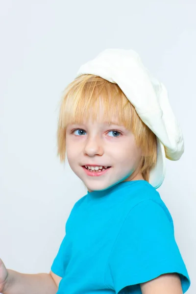 一个戴着帽子的快乐小男孩的肖像 — 图库照片