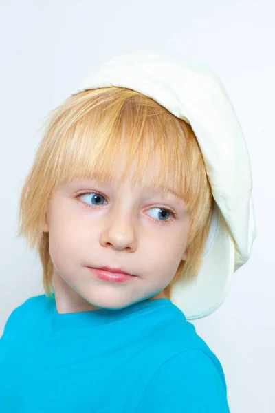 帽子を被った幸せな少年の肖像画です — ストック写真