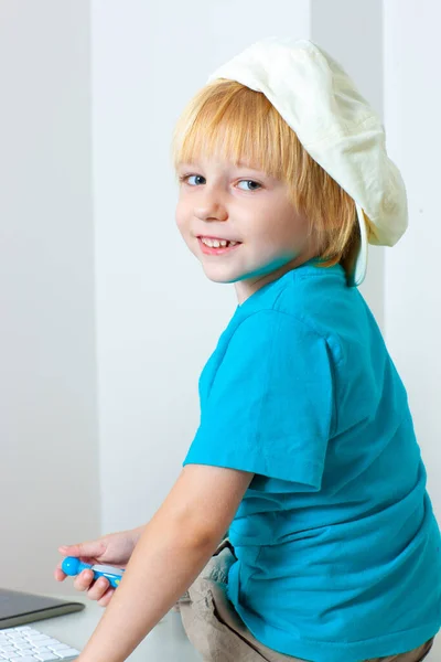Portret Małego Szczęśliwego Chłopca Czapce — Zdjęcie stockowe