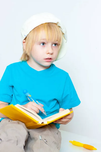 Malý Chlapec Knihou Světlém Pozadí — Stock fotografie