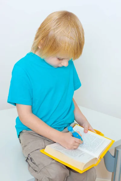 Μικρό Αγόρι Ένα Βιβλίο Ελαφρύ Φόντο — Φωτογραφία Αρχείου