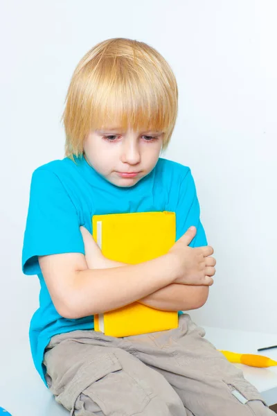 Kleiner Junge Mit Einem Buch Auf Hellem Hintergrund — Stockfoto