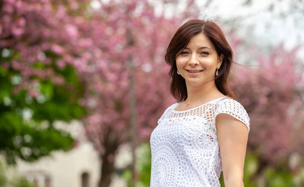 Retrato Una Joven Feliz Fondo Sakura —  Fotos de Stock