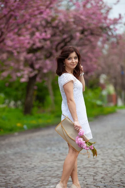 桜を背景に幸せな少女の肖像画 — ストック写真