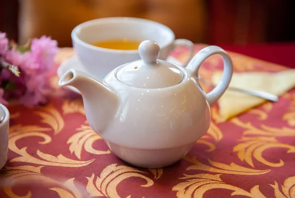 Weiße Teekanne Mit Einem Becher Auf Dem Tisch — Stockfoto