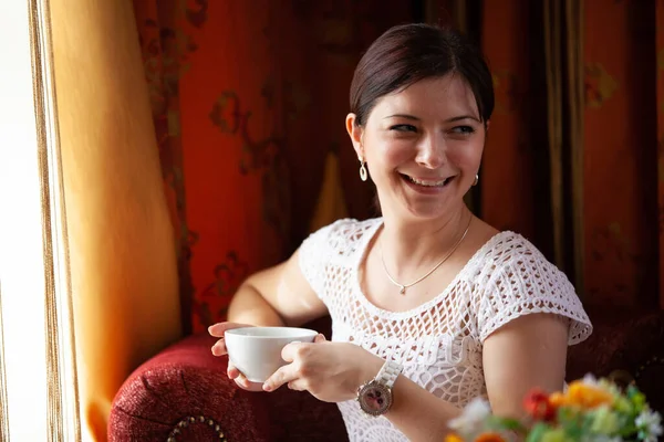 Retrato Uma Menina Feliz Café Com Uma Caneca Mão — Fotografia de Stock