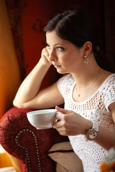 Retrato Uma Menina Feliz Café Com Uma Caneca Mão — Fotografia de Stock