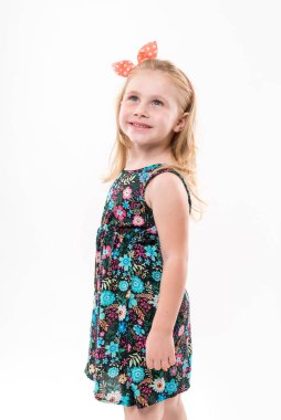 Arka planda poz veren küçük bir kız. Moda