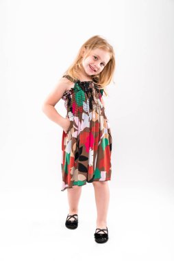 Arka planda poz veren küçük bir kız. Moda