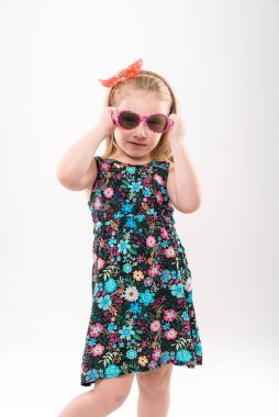 Arka planda poz veren küçük bir kız. Moda