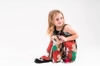 Hafif arka planda poz veren küçük kız