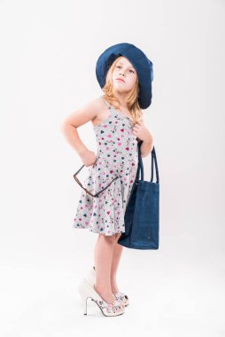 Arka planda poz veren küçük bir kız. Moda