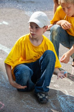 Tebeşir ile asfalt üzerinde çizim çocuklar