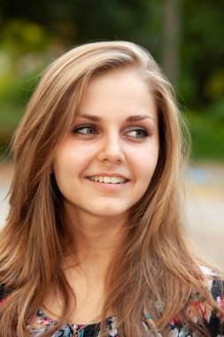 parkta güzel bir genç kız portresi