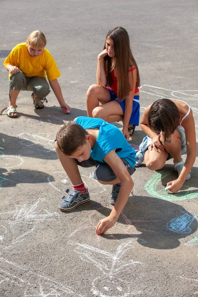 Kinder Malen Mit Kreide Auf Asphalt — Stockfoto