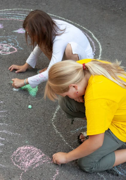 Tebeşir ile asfalt üzerinde çizim çocuklar