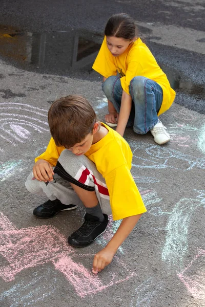 Дети Рисуют Мелом Асфальте — стоковое фото