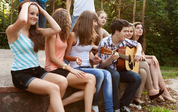 Grupo Jóvenes Relajándose Parque Con Una Guitarra —  Fotos de Stock