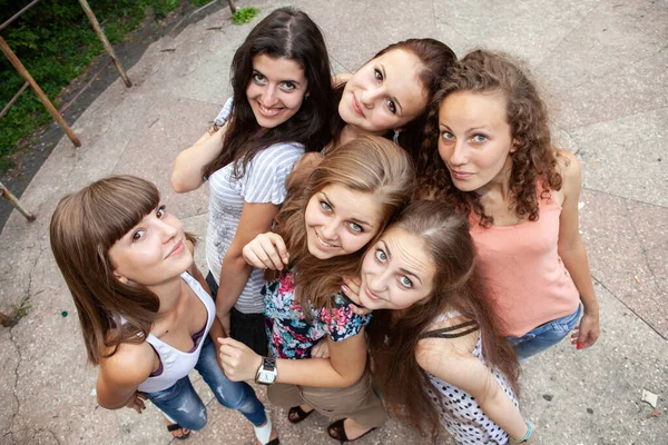 Groep Jonge Meisjes Ontspannen Het Park — Stockfoto