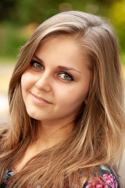 parkta güzel bir genç kız portresi