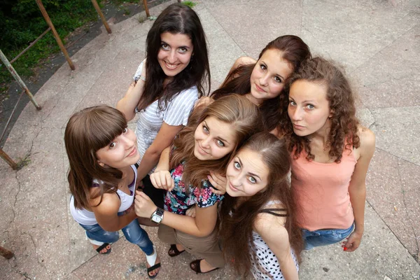 Группа Молодых Девушек Отдыхающих Парке — стоковое фото