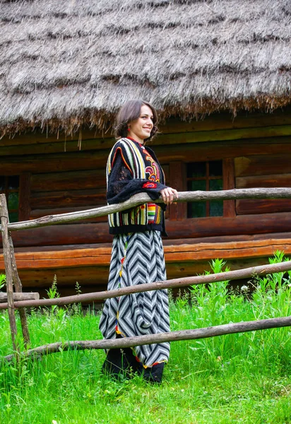 Junges Mädchen Ukrainischer Nationalkleidung — Stockfoto
