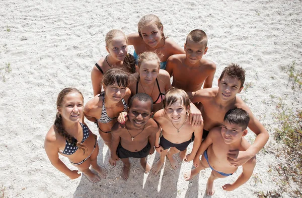 Allegro Gruppo Bambini Sulla Spiaggia Sabbia — Foto Stock