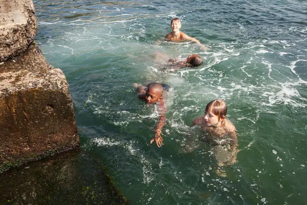 Les Enfants Nagent Dans Mer Pendant Les Vacances Été — Photo